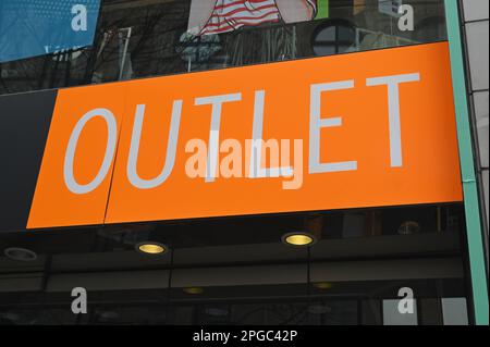 Cologne, Allemagne. 19th mars 2023. Lettering OUTLET Credit: Horst Galuschka/dpa/Alay Live News Banque D'Images