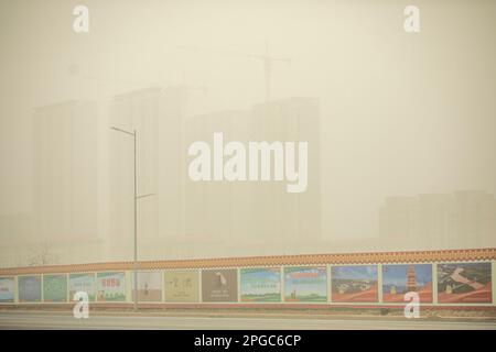 BINZHOU, CHINE - 22 MARS 2023 - Vue sur la ville pendant une tempête de sable à Binzhou, province de Shandong, Chine, 22 mars 2023. Banque D'Images