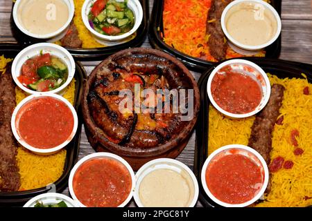 Bœuf traditionnel égyptien Kofta, kebab et tarb kofta shish avec mélange de viande d'agneau, saucisse mombar intestins rempli de riz, kawareh trotters vache Banque D'Images