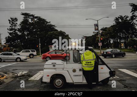 Les séquelles d'une tempête qui a frappé San Francisco, avec des intervenants d'urgence sur les lieux et un arbre tombé écrasant une voiture sur la route. Le ciel sombre et sombre en arrière-plan crée un sentiment de foreboding et de danger. Une puissante tempête a récemment frappé la région de la baie, causant le chaos et la destruction à San Francisco. Les conditions météorologiques extrêmes ont conduit à l'effondrement de nombreux arbres, qui ont finalement frappé les voitures et créé des situations dangereuses dans les rues. Alors que la tempête faisait rage, les habitants de la ville ont eu des moments difficiles sous la pluie implacable. Les vents forts et la forte déversage l'ont fait presque imp Banque D'Images