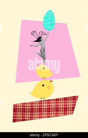 Affiche de bannière créative collage surréaliste de petite fille debout sur des poussins jaunes de bébé collectant la peinture coloré oeufs de pâques Banque D'Images
