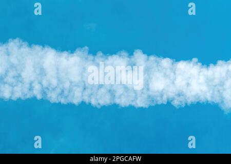 Motif de trajectoire d'avion dans le ciel bleu, juste en dessous Banque D'Images