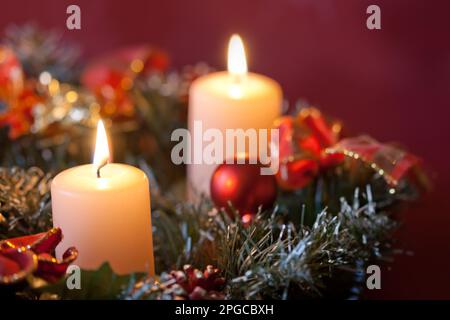 La guirlande avec des bougies allumées pour le temps de Noël pré Banque D'Images