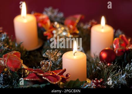 La guirlande avec des bougies allumées pour le temps de Noël pré Banque D'Images