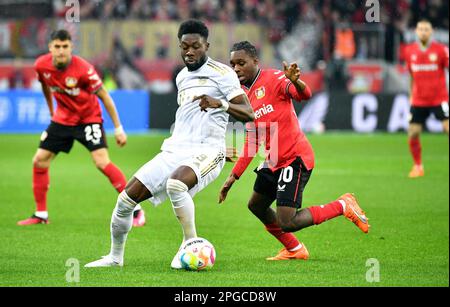 Bundesliga, BayArena Leverkusen; Bayer Leverkusen vs Bayern Munich; Alphonso Davies (FCB), Jeremie Frimpong (LEV) Banque D'Images