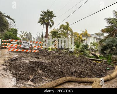 Carpinteria, Californie, États-Unis. 21st mars 2023. La route Padero Lane est fermée sur 21 mars et 22 tandis que la dernière rivière atmosphérique envoie des torrents de pluie avec des vents rapides qui ont abattu les arbres et bloqué le pont, empêchant les propriétaires de maisons d'une valeur de vingt millions à cent millions de dollars de venir ou de partir de leurs maisons (Credit image: © Amy Katz/ZUMA Press Wire) USAGE ÉDITORIAL SEULEMENT! Non destiné À un usage commercial ! Banque D'Images