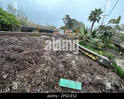 Carpinteria, Californie, États-Unis. 21st mars 2023. La route Padero Lane est fermée sur 21 mars et 22 tandis que la dernière rivière atmosphérique envoie des torrents de pluie avec des vents rapides qui ont abattu les arbres et bloqué le pont, empêchant les propriétaires de maisons d'une valeur de vingt millions à cent millions de dollars de venir ou de partir de leurs maisons (Credit image: © Amy Katz/ZUMA Press Wire) USAGE ÉDITORIAL SEULEMENT! Non destiné À un usage commercial ! Banque D'Images