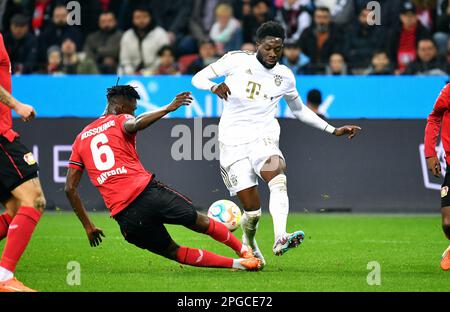 Bundesliga, BayArena Leverkusen; Bayer Leverkusen contre Bayern Munich; Alphonso Davies (FCB), Odilon Kossounou (LEV) Banque D'Images