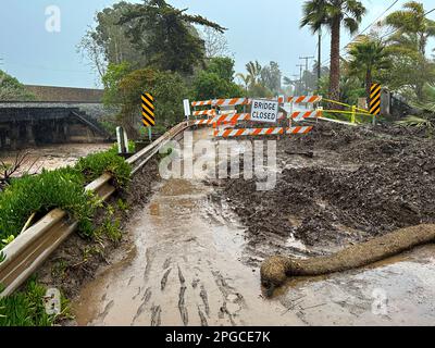 Carpinteria, Californie, États-Unis. 21st mars 2023. La route Padero Lane est fermée sur 21 mars et 22 tandis que la dernière rivière atmosphérique envoie des torrents de pluie avec des vents rapides qui ont abattu les arbres et bloqué le pont, empêchant les propriétaires de maisons d'une valeur de vingt millions à cent millions de dollars de venir ou de partir de leurs maisons (Credit image: © Amy Katz/ZUMA Press Wire) USAGE ÉDITORIAL SEULEMENT! Non destiné À un usage commercial ! Banque D'Images