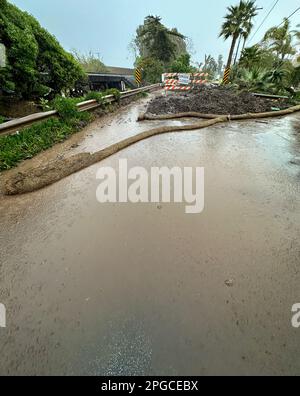 Carpinteria, Californie, États-Unis. 21st mars 2023. La route Padero Lane est fermée sur 21 mars et 22 tandis que la dernière rivière atmosphérique envoie des torrents de pluie avec des vents rapides qui ont abattu les arbres et bloqué le pont, empêchant les propriétaires de maisons d'une valeur de vingt millions à cent millions de dollars de venir ou de partir de leurs maisons (Credit image: © Amy Katz/ZUMA Press Wire) USAGE ÉDITORIAL SEULEMENT! Non destiné À un usage commercial ! Banque D'Images