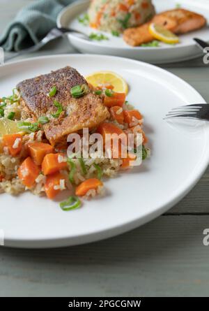 Plat de poisson sain avec saumon poêlé, riz brun et légumes. Banque D'Images