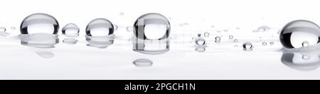 Image panoramique des gouttes d'eau sur fond blanc. Image parfaite du site Web. Bannière, en-tête. Salle de bains, cuisine concept Banque D'Images