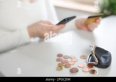 Banque, pièces de monnaie et mobile dans les fichiers fiscaux pour l'exercice financier ou le conseil au bureau ou à la maison. Économie, argent et comptable travaillant sur les entreprises Banque D'Images