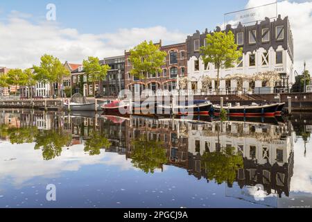 Maisons de canal le long de la rivière EEM dans le centre d'Amersfoort. Banque D'Images