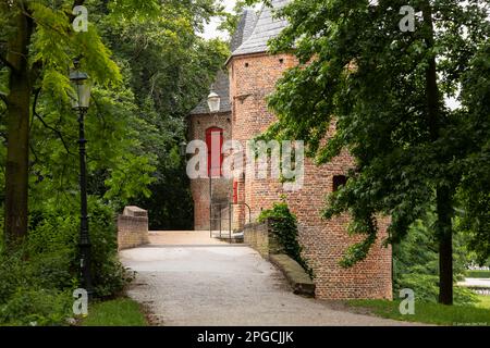 Porte d'eau Monnikendam dans la deuxième muraille de la ville autour de l'ancien centre historique de la ville néerlandaise d'Amersfoort. Banque D'Images