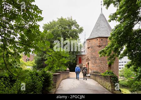 Les gens marchent sur le sentier sur la porte médiévale de l'eau de Monnikendam dans le centre historique d'Amersfoort. Banque D'Images