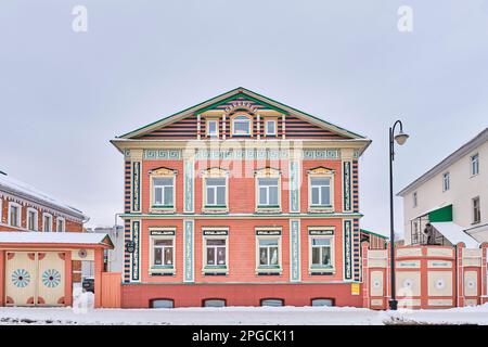 Kazan, Russie - 12 janvier 2023 : ancien manoir marchand du 19th sur la rue Kayum Nasyri. Ancienne colonie de tatar, centre historique et culturel de Banque D'Images