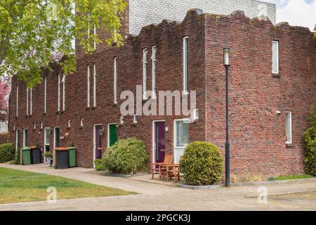 Maisons avec des murs de façade et latéraux semblables à des ruines dans le quartier de Kattenbroek à Amersfoort aux pays-Bas Banque D'Images