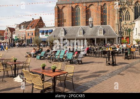 Agréablement occupé sur les terrasses sur la place de la ville dans le centre d'Amersfoort. Banque D'Images