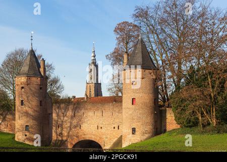 Porte d'eau médiévale Monnikendam construite dans le cadre du deuxième mur de la ville historique d'Amersfoort aux pays-Bas. Banque D'Images