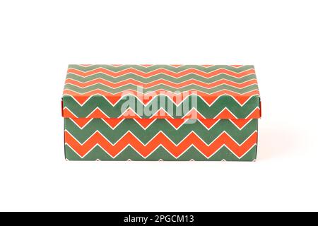 Boîte cadeau de Noël isolée sur fond blanc. Boîte en papier de couleur. Motif zigzag. Banque D'Images