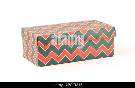 Boîte cadeau de Noël isolée sur fond blanc. Boîte en papier de couleur. Motif zigzag. Banque D'Images
