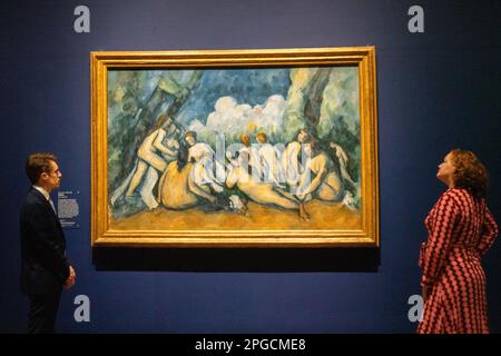 Londres, Royaume-Uni 22 mars 2023. Paul Cézanne, baigneurs / les grandes Baigneuses vers 1894-1905, huile sur toile. Avant-première de l'après-impressionnisme inventant l'art moderne, nouvelle exposition majeure d'une centaine de peintures et sculptures d'artistes tels que Cézanne, Van Gogh, Rodin, Picasso, Matisse, Klimt, Käthe Kollwitz, Sonia Delaunay, Kandinsky et Mondrian et comprend quelques-unes des œuvres d'art les plus importantes créées entre 1886 et 1914. Credit: amer ghazzal / Alamy Live News Banque D'Images