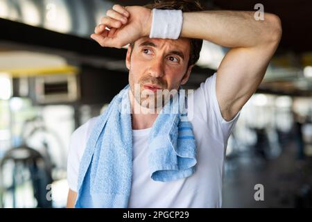 Faites une pause dans la salle de gym. Concept de maintien de la santé. Les gens font du sport. Banque D'Images