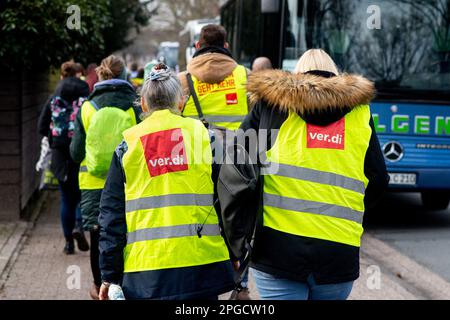 Oldenburg, Allemagne. 22nd mars 2023. Les membres du syndicat Verdi sont des entraîneurs devant l'hôpital d'Oldenburg pour se rendre à une manifestation à Brême. Le syndicat Verdi a appelé à une grève d'avertissement de deux jours dans le secteur public. Dans plusieurs villes de Basse-Saxe, les compagnies de transport, la collecte des ordures ainsi que les garderies et les cliniques municipales sont en grève. Credit: Hauke-Christian Dittrich/dpa/Alay Live News Banque D'Images