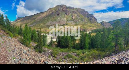 Panorama de la rivière Chuya s'écoulant sous une montagne de pierre lors d'une journée lumineuse à Altai en Sibérie. Banque D'Images