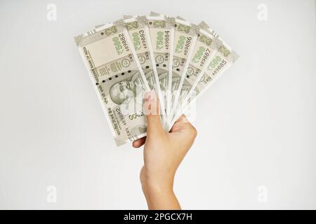 Roupies indiennes en main, billet de monnaie de l'inde Banque D'Images
