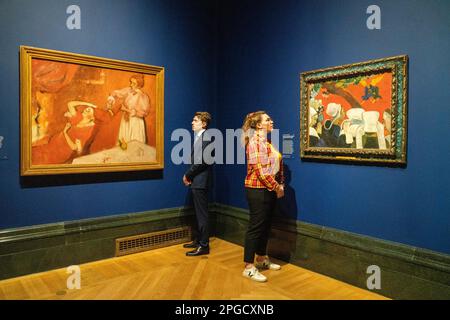 Londres, Royaume-Uni 22 mars 2023. L-R Hilaire-Germain-Edgar DegasComb les cheveux / 'la coiffure' Paul Gauguin Vision du Sermon (Jacob Wrestling avec l'Ange) / Vision du sermon : la lutte de Jacob avec l'ange 1888 huile sur toile environ 1896 huile sur toile. Avant-première de l'après-impressionnisme inventant l'art moderne, nouvelle exposition majeure d'une centaine de peintures et sculptures d'artistes tels que Cézanne, Van Gogh, Rodin, Picasso, Matisse, Klimt, Käthe Kollwitz, Sonia Delaunay, Kandinsky et Mondrian. Credit: amer ghazzal / Alamy Live News Banque D'Images