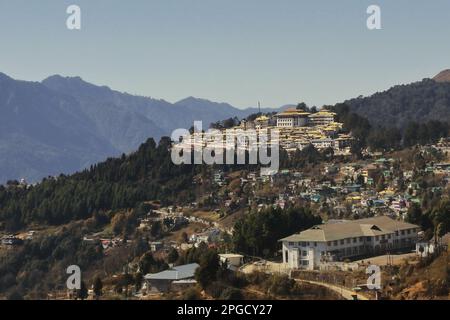 Tawang, Arunachal Pradesh, Inde - 8th décembre 2019 : station de la colline de tawang et célèbre monastère de tawang, cédé par les montagnes de l'himalaya Banque D'Images