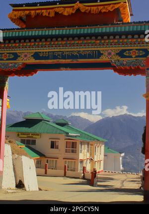 Tawang, Arunachal Pradesh, Inde - 8th décembre 2019 : magnifique station de tawang (maison de circuit de tawang), ciel bleu et montagnes en arrière-plan Banque D'Images