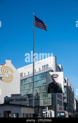 16.03.2023, Berlin, Allemagne, Europe - l'ancien poste frontalier de Checkpoint Charlie le long de Friedrichstrasse entre Kochstrasse et Zimmerstrasse. Banque D'Images