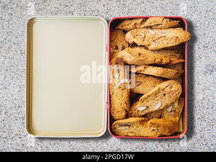 Cantucci toscan maison dans une boîte métallique. Banque D'Images