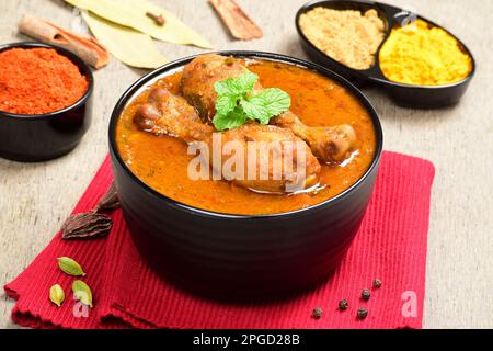 Curry de poulet épicé de style indien dans un bol Banque D'Images