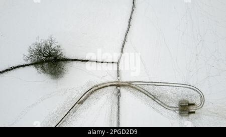Des terres agricoles enneigées à Wensleydale, pendant un temps hivernal, regardant le dale de Bainbridge vers Hawes. Parc national de Yorkshire Dales, Royaume-Uni. Banque D'Images