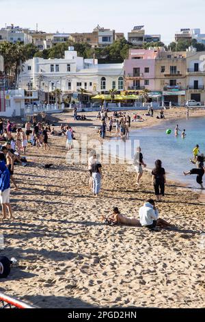 la plage de sable dans la baie de st georges à st julians malte Banque D'Images