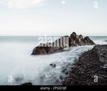 Vagues sur la plage sur la côte de Madère Banque D'Images