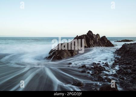 Vagues sur la plage sur la côte de Madère Banque D'Images
