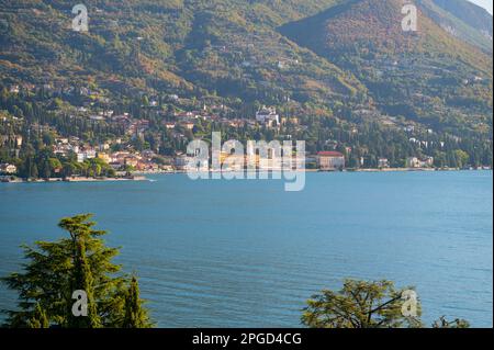 Gardone Riviera vue de l'autre côté de l'eau du lac de Garde en Italie Banque D'Images