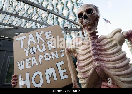 Londres, Royaume-Uni. 21 mars 2023. Rassemblement de la campagne pour le désarmement nucléaire à l'ambassade des États-Unis contre la proposition de stockage de nouvelles armes nucléaires sur le sol britannique à l'AR Banque D'Images