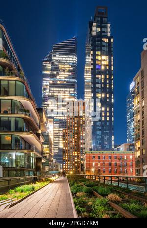 New York City Highline promenade avec les gratte-ciels de Hudson yards la nuit. Soirée à Manhattan Banque D'Images
