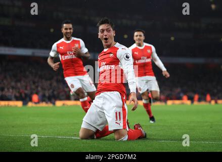 Photo du dossier datée du 10-12-2016 de Mesut Ozil d'Arsenal. L'ancien milieu de terrain d'Arsenal et du Real Madrid, Mesut Ozil, a annoncé sa retraite à l'âge de 34 ans. Date de publication : mercredi 22 mars 2023. Banque D'Images