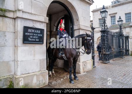 Londres, Royaume-Uni - 4 janvier 2023 : un guardman monté à l'entrée du champ de la parade des gardes à cheval, l'entrée officielle de Buckingham Palace, Whitehall, Banque D'Images