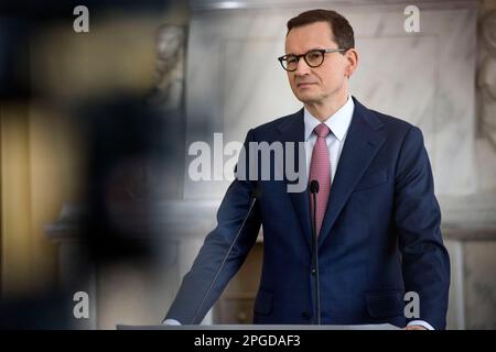 Varsovie, Pologne. 22nd mars 2023. Le Premier ministre polonais Mateusz Morawiecki est vu lors de la réunion avec Fumio Kishida (non en vue) à Varsovie. À Varsovie, le Premier ministre japonais Fumio Kishida a rencontré le Premier ministre polonais pour des entretiens sur la sécurité et les relations bilatérales de la région un jour après sa visite surprise à Kiev. Crédit : SOPA Images Limited/Alamy Live News Banque D'Images