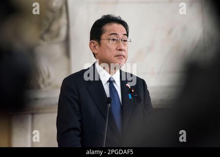 Varsovie, Pologne. 22nd mars 2023. Le Premier ministre japonais Fumio Kishida est vu lors de la réunion avec Mateusz Morawiecki (non en vue) à Varsovie. À Varsovie, le Premier ministre japonais Fumio Kishida a rencontré le Premier ministre polonais pour des entretiens sur la sécurité et les relations bilatérales de la région un jour après sa visite surprise à Kiev. Crédit : SOPA Images Limited/Alamy Live News Banque D'Images