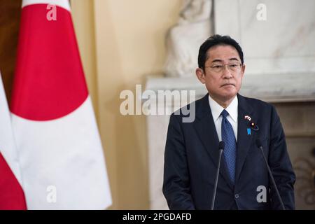 Varsovie, Pologne. 22nd mars 2023. Le Premier ministre japonais Fumio Kishida est vu lors de la réunion avec Mateusz Morawiecki (non en vue) à Varsovie. À Varsovie, le Premier ministre japonais Fumio Kishida a rencontré le Premier ministre polonais pour des entretiens sur la sécurité et les relations bilatérales de la région un jour après sa visite surprise à Kiev. Crédit : SOPA Images Limited/Alamy Live News Banque D'Images