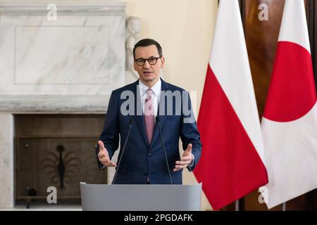 Varsovie, Pologne. 22nd mars 2023. Le Premier ministre polonais Mateusz Morawiecki est vu lors de la réunion avec Fumio Kishida (non en vue) à Varsovie. À Varsovie, le Premier ministre japonais Fumio Kishida a rencontré le Premier ministre polonais pour des entretiens sur la sécurité et les relations bilatérales de la région un jour après sa visite surprise à Kiev. Crédit : SOPA Images Limited/Alamy Live News Banque D'Images